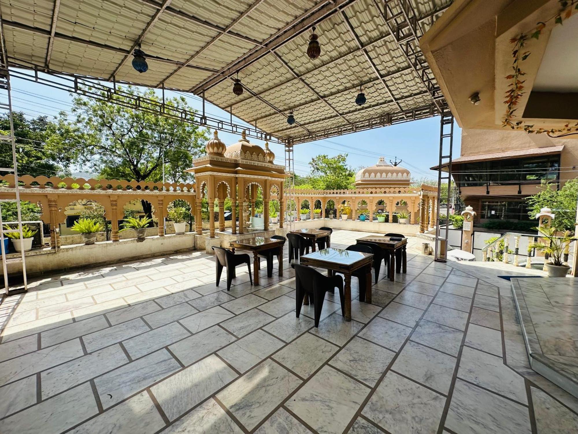 Empire Palace Hotel Udaipur Exterior photo